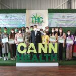 ดร.ชัยรัตน์ จำนงค์การประธาน ที่ปรึกษารัฐมนตรีว่าการกระทรวงเกษตรและสหกรณ์ มอบประกาศนียบัตรผู้เข้าอบรม Thai Herb Centers ให้ความรู้ด้านปลูกกัญชา-กัญชง ถูก กม